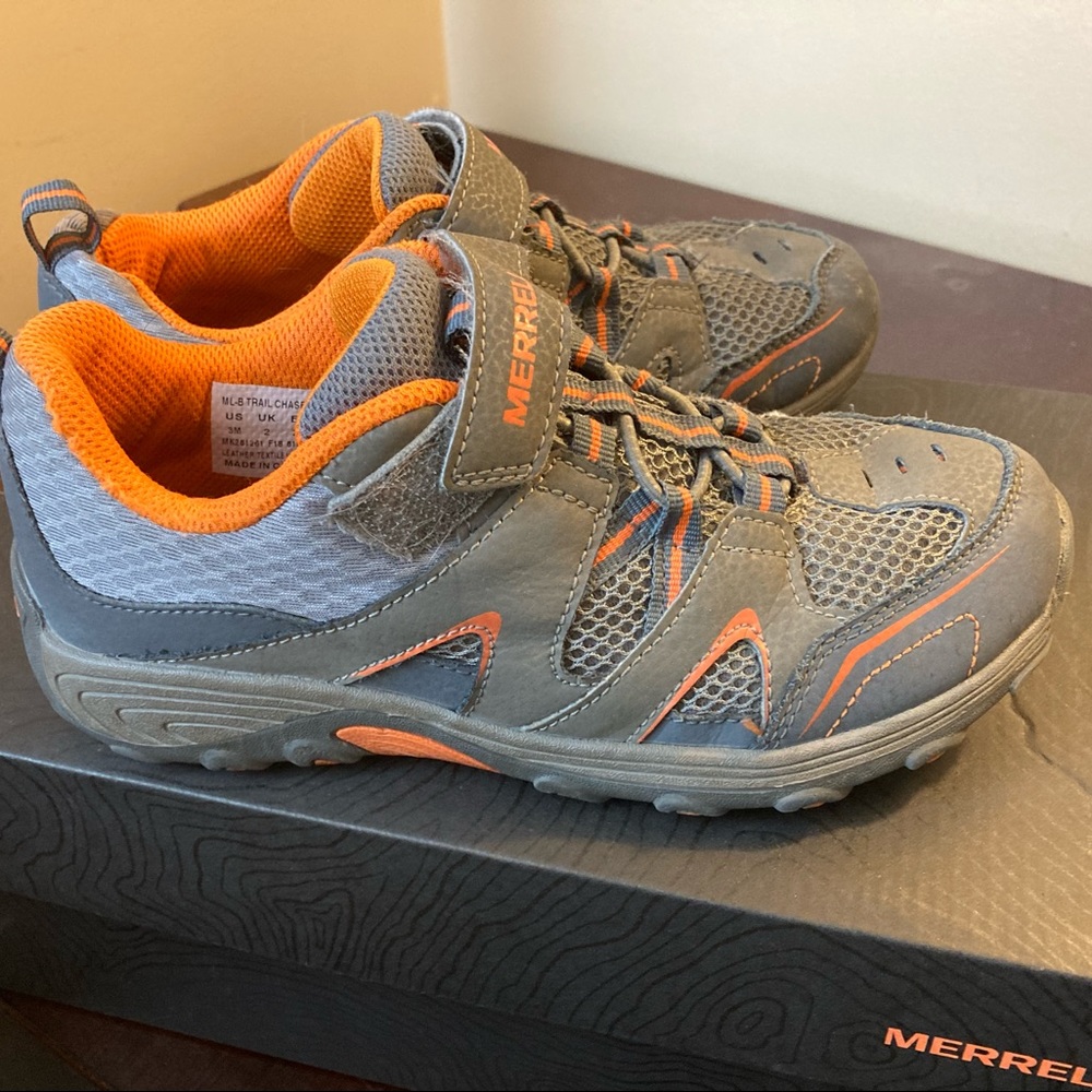 Merrell sneakers boy’s shoes. Color Gray